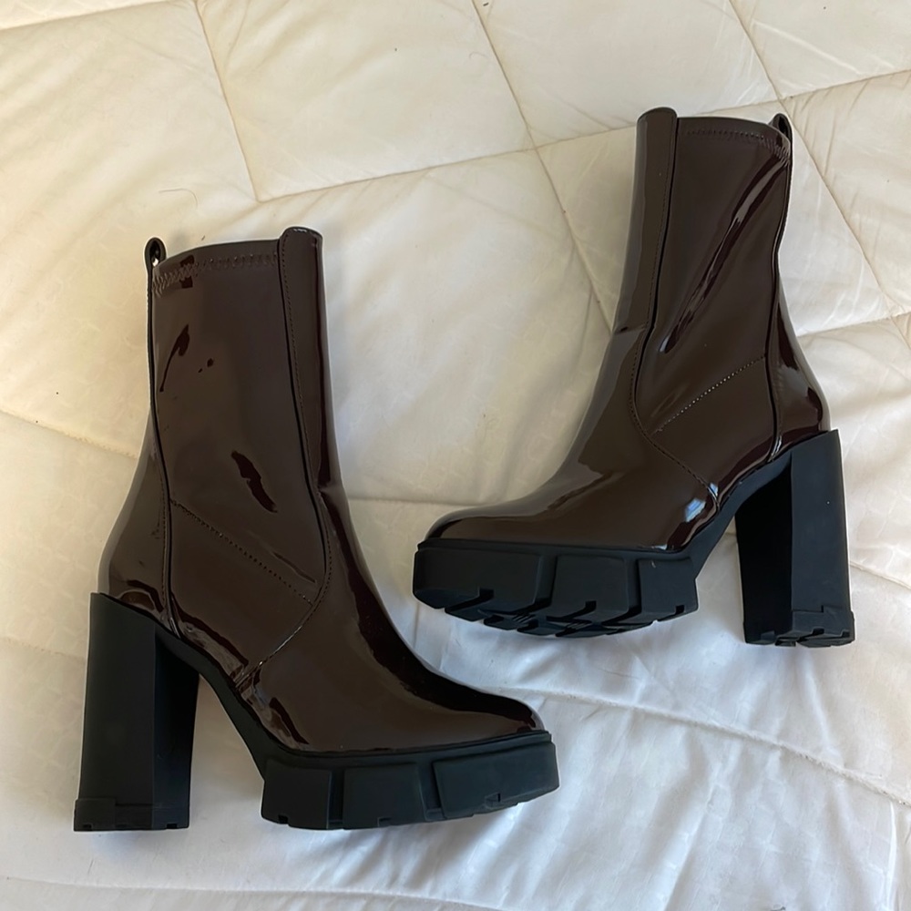 Women’s boots size 5